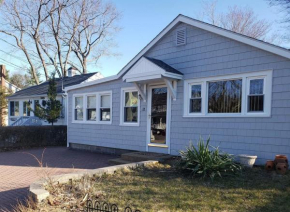 Pet Friendly Family Cozy Cottage Steps away from Footbridge Beach